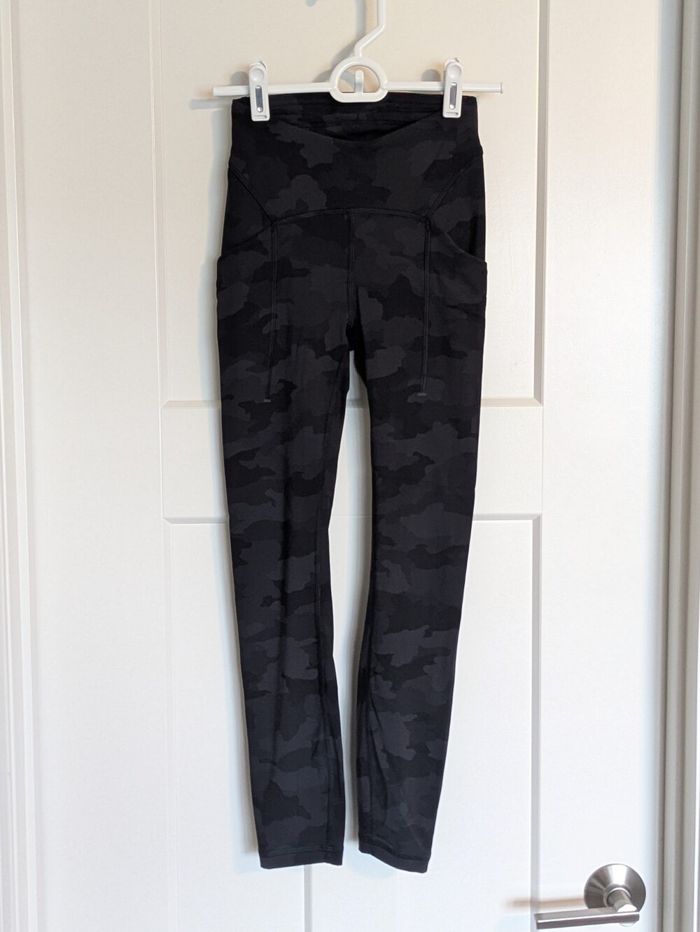 Lululemon Black Camo High Rise 23" Leggings with Pockets sz 0